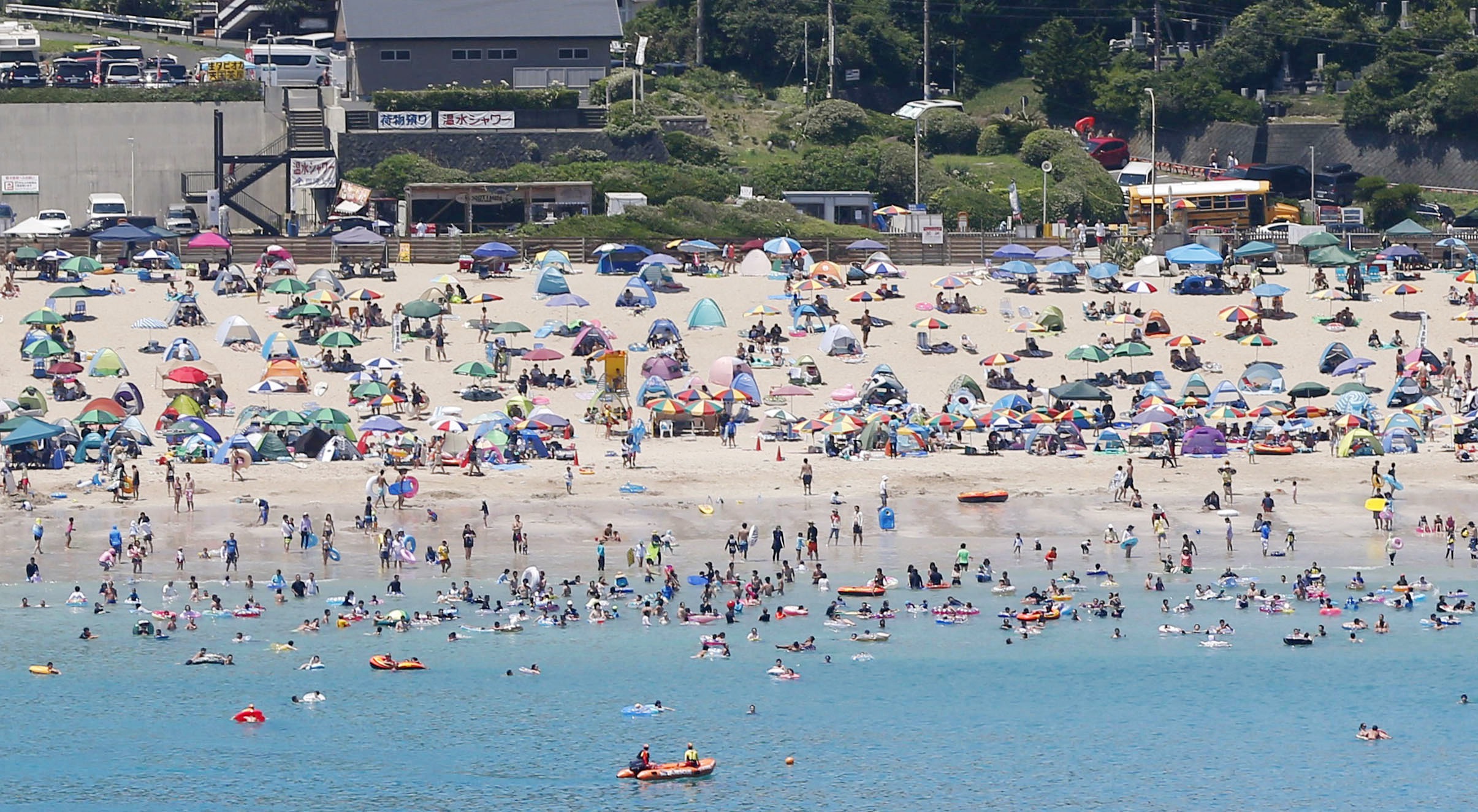 日本民眾戰高溫 泳池海灘扎堆