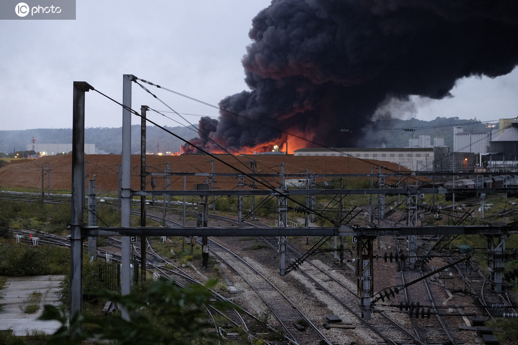法国化工厂发生大火 黑烟弥漫 12城市或受波及