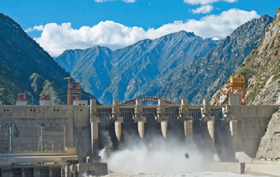 西藏加查县境内藏木水电站:护鱼有"道"