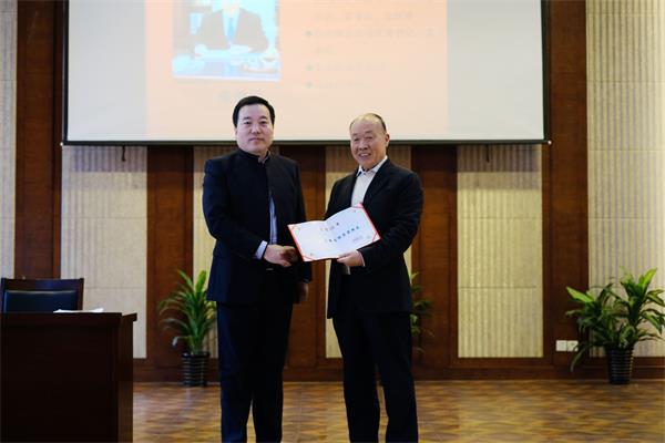 在开学典礼上,马悦凯代表商学院向国家发改委原副主任李子彬,首钢集团