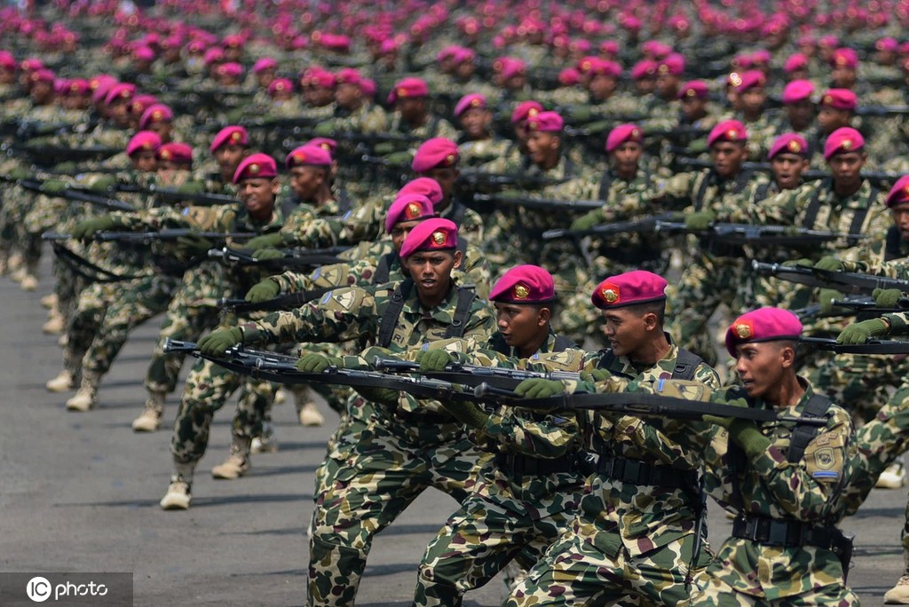 印尼海军陆战队成立74周年战士表演战斗技能各显神通