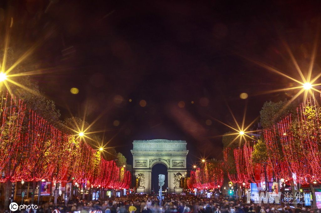流光溢彩夜巴黎香榭丽舍大道点亮圣诞彩灯