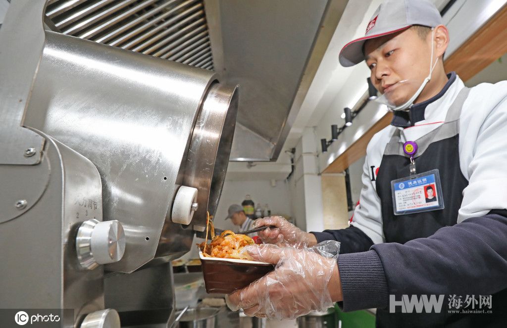 高校食堂現自動炒菜機器人 30秒一盤菜