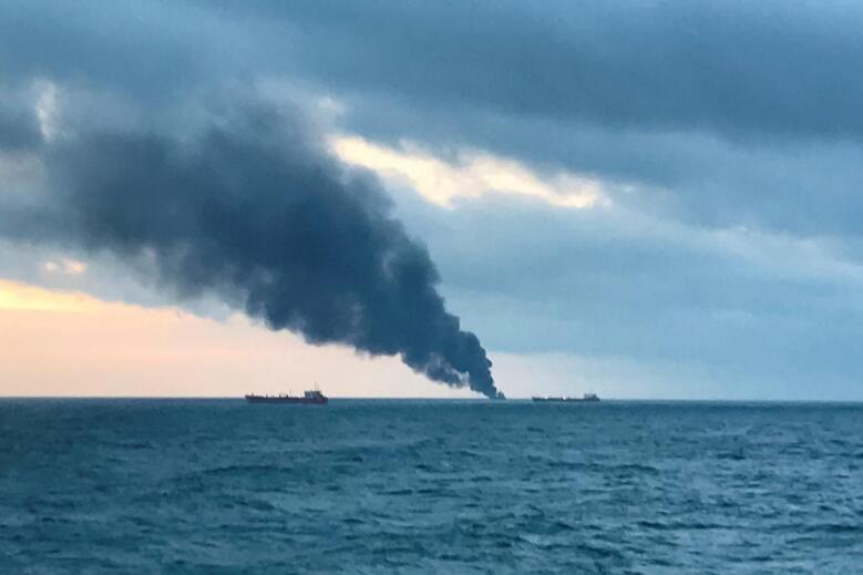刻赤海峡两艘船只起火 造成至少10名船员死亡