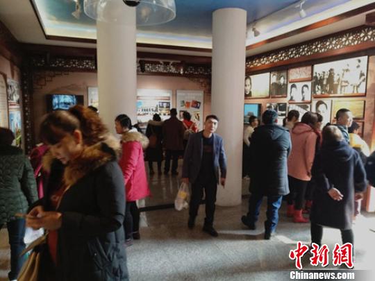 认真聆听抗日民族英雄赵一曼烈士的英勇事迹。 旦凯 摄 认真聆听抗日民族英雄赵一曼烈士的英勇事迹。 旦凯 摄