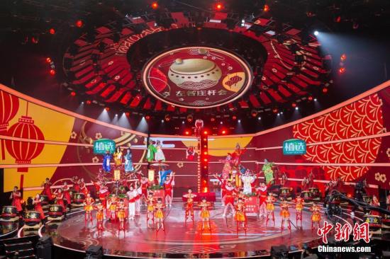 图为高跷表演亮相“四海同春”2019全球华侨华人春节大联欢录制现场。 点击进入下一页