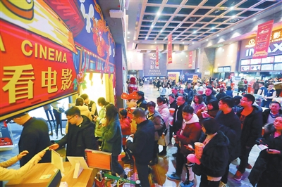 张云 摄/视觉中国春节假期,除了阖家团聚走亲访友,一起约场电影也似乎