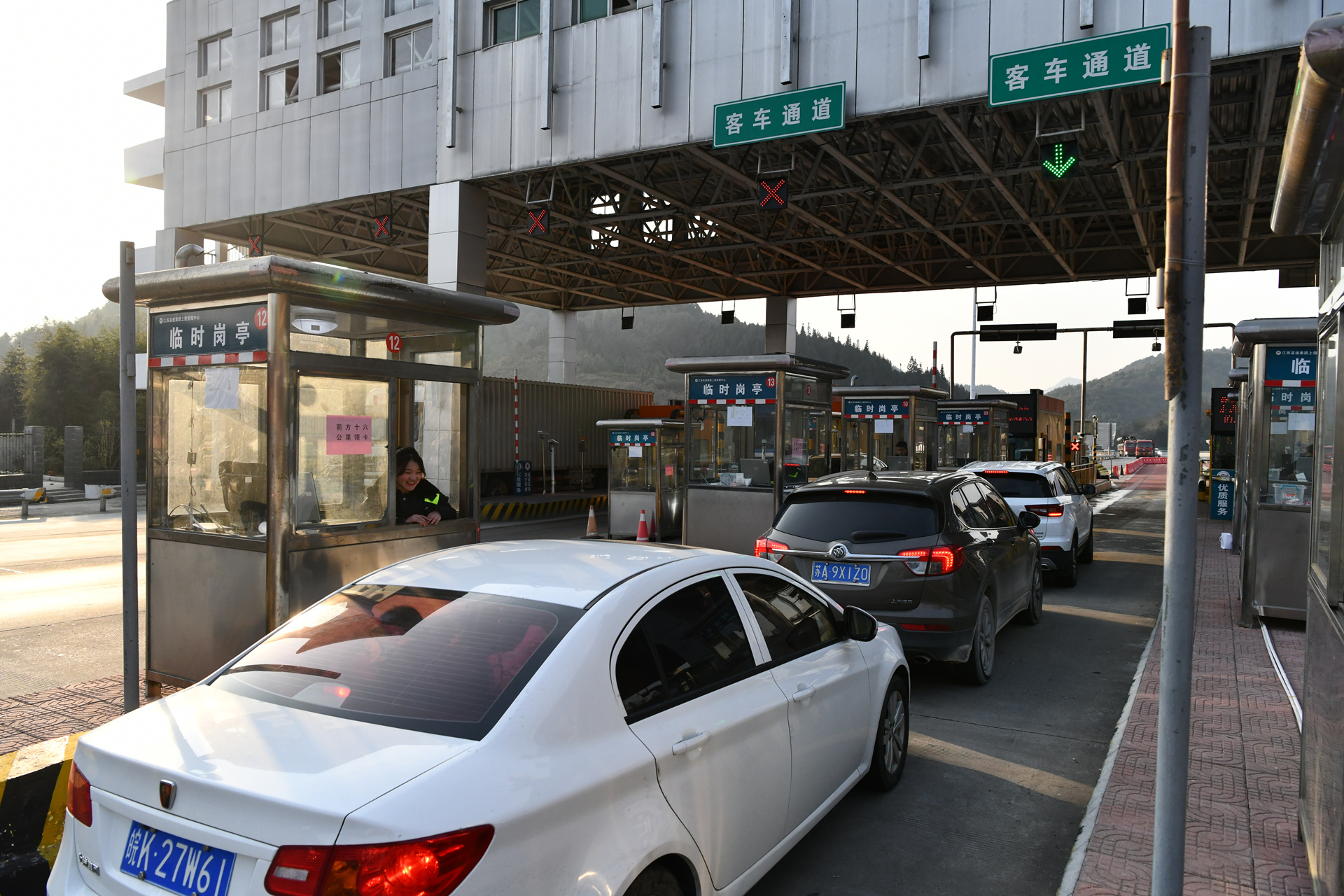 江西高速上饶管理中心多措并举应对返程高峰