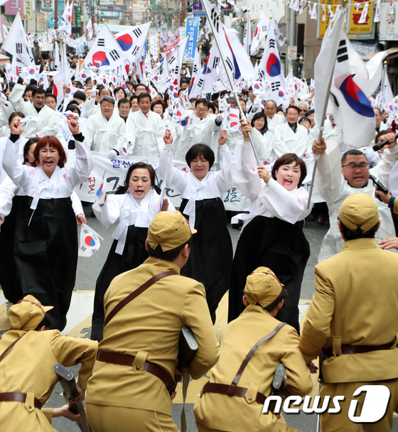 韩国纪念独立运动：“日本宪兵”阻扰民众游行被痛打