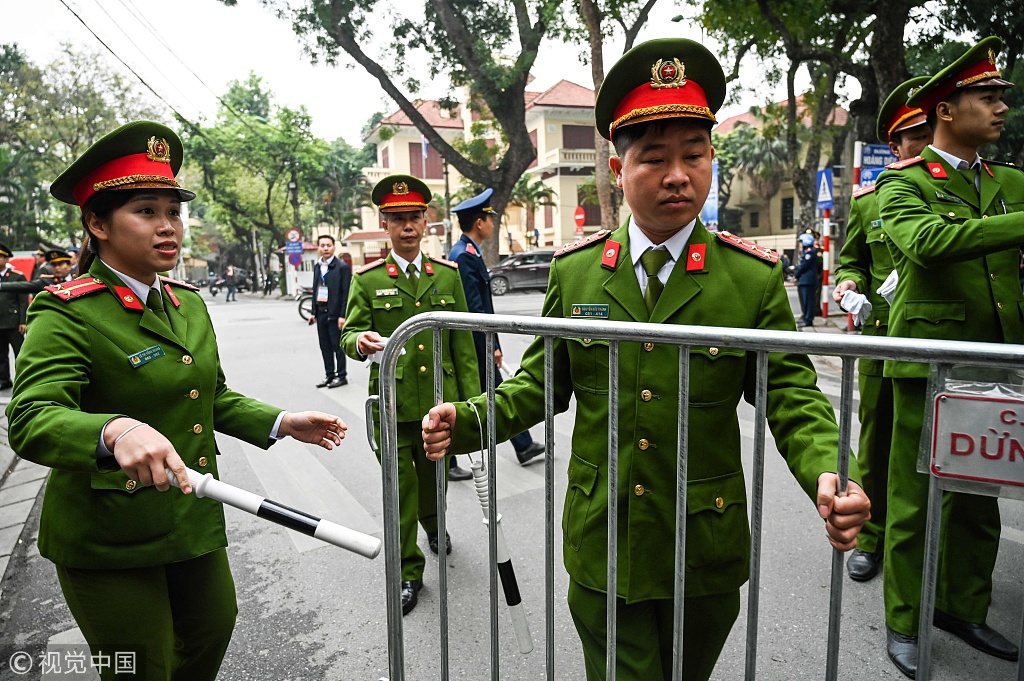 金特会将至越南安保人员在朝鲜大使馆外站岗