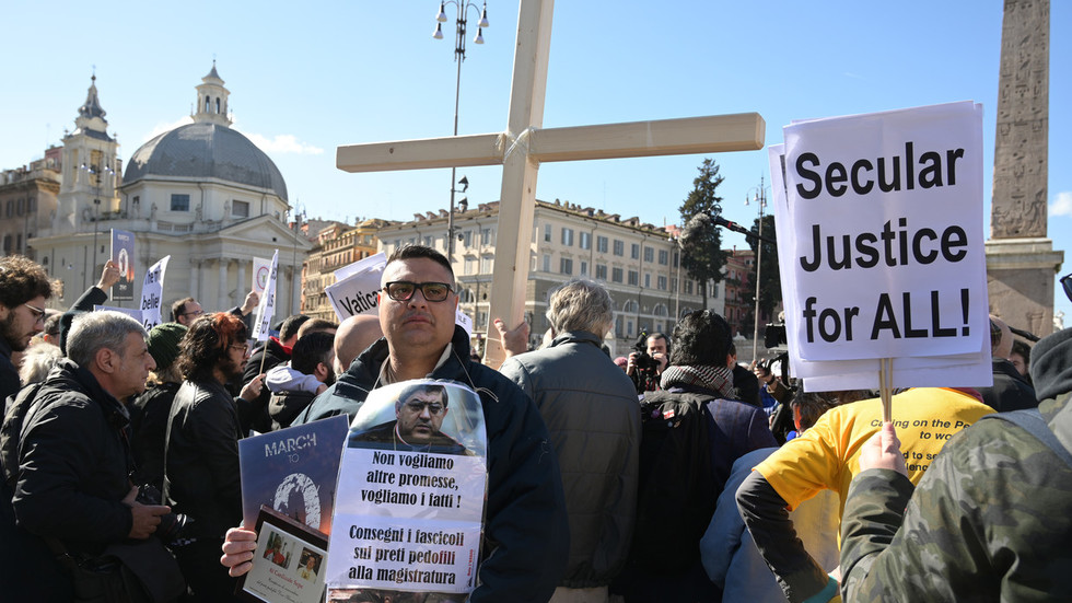 “结束神职人员虐待”组织人士于2019年2月23日在梵蒂冈举行抗议活动。（图：法新社）