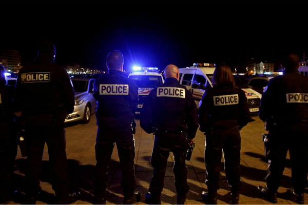 法国窃贼作案被困 警察消防员联手施救
