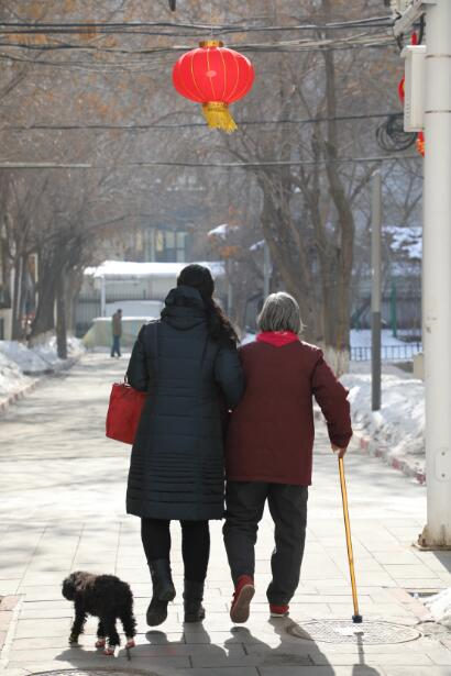 "闺女"姚金丽扶着老奶奶回家