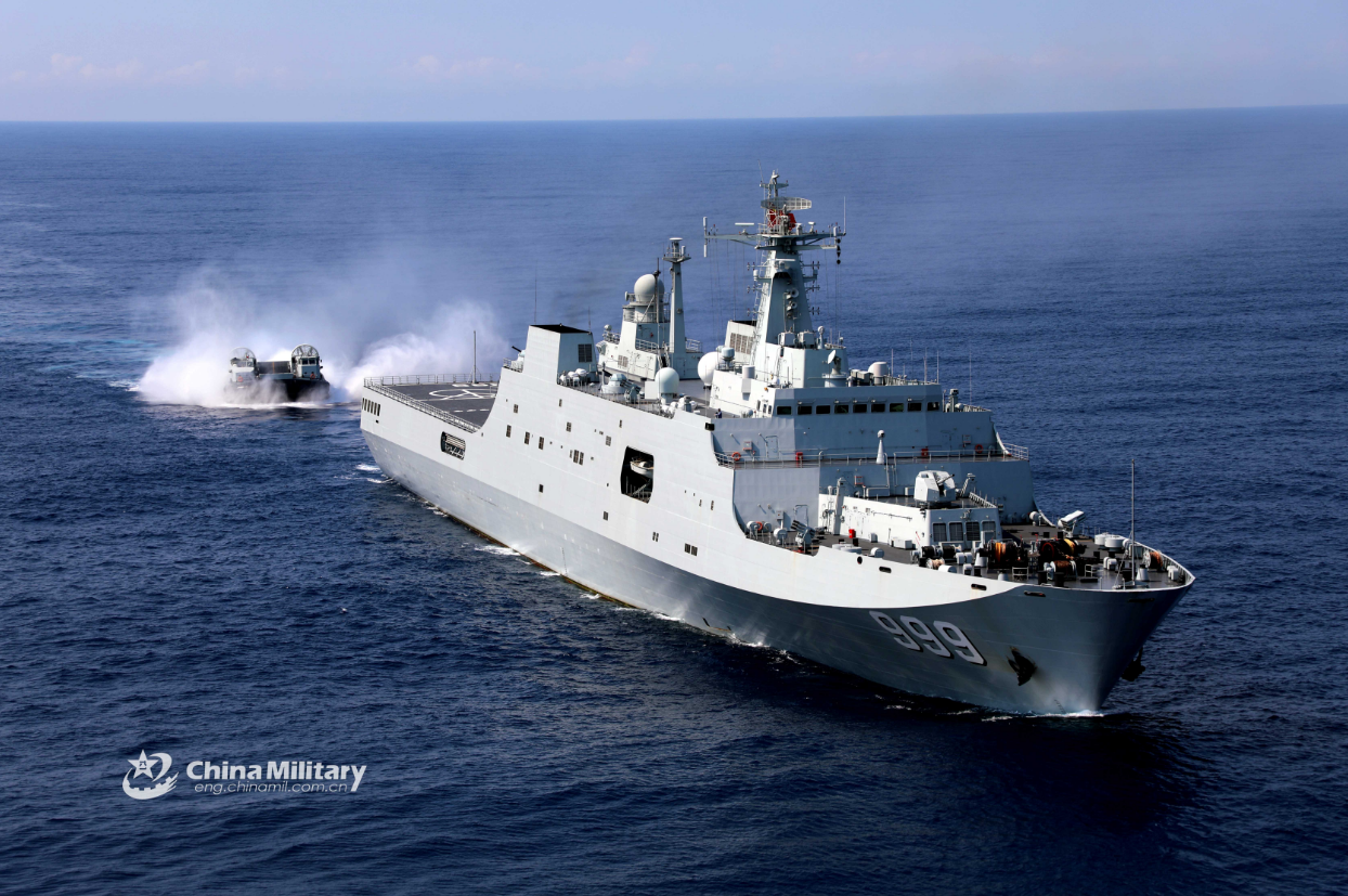 南海舰队气垫登陆艇在西沙进行协同性训练图