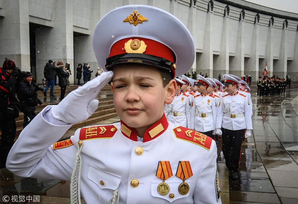 俄罗斯举办年度军校联欢活动萌娃穿军装踢正步有模有样