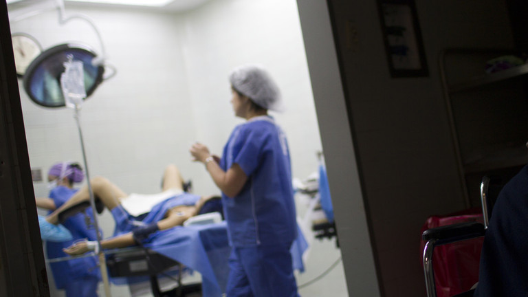 美国医院手术室里藏摄像头 近2000名女性被偷拍