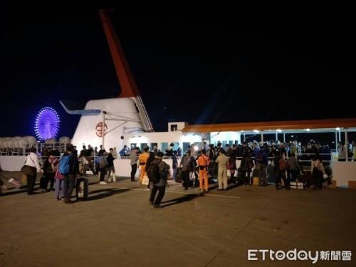 搭船的旅客。(图:台湾“东森新闻云”/航港局 提供) 点击进入下一页