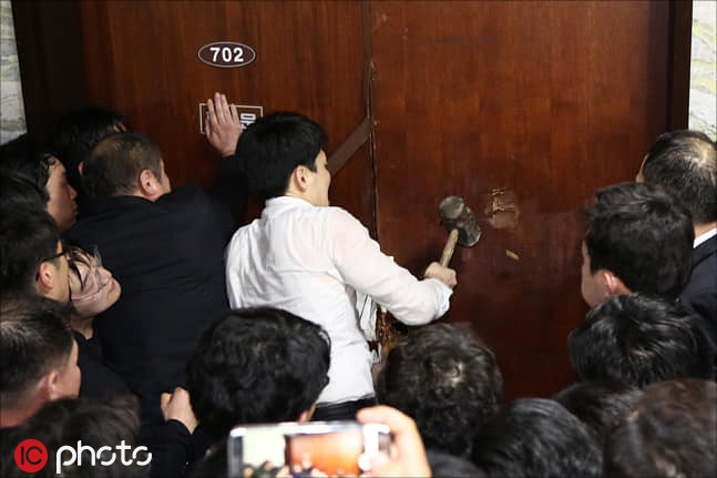 铁锤砸门韩国国会300多名议员大打出手