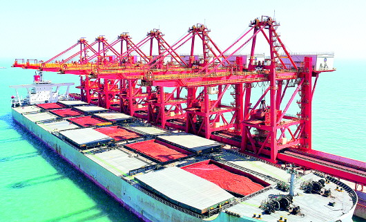 烟台港接卸全球首条30万吨级铝矾土船