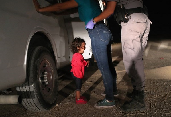 一名边境移民儿童正在哭泣。（图源：雅虎新闻网）