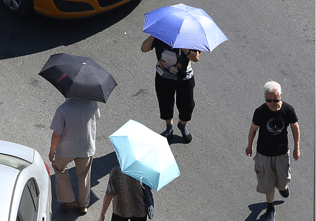 一般日本女性在夏季出门时会打上遮阳伞防晒,男性则习惯再热也不打伞