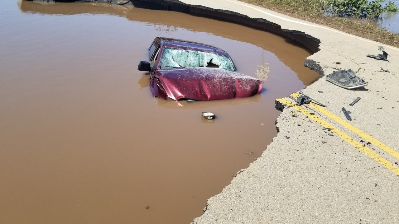美国司机无视洪水警示路障 驾车掉入污水坑