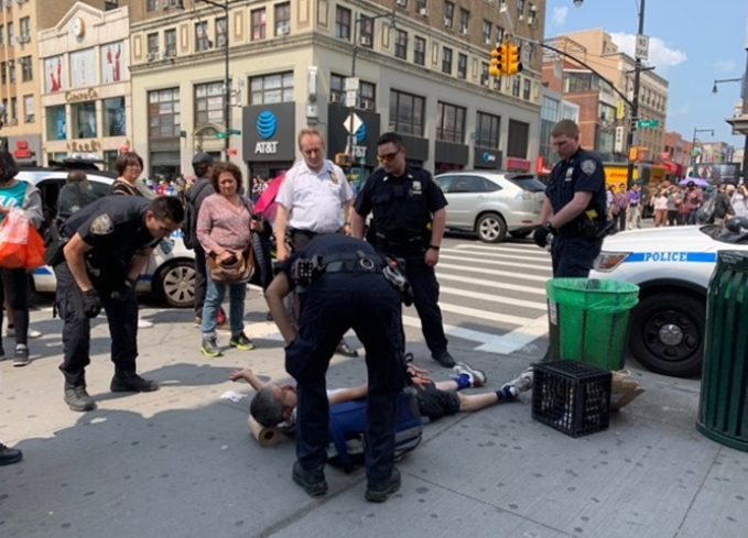 美国一流浪者纽约街头遭暴打 致满脸是血倒地不起