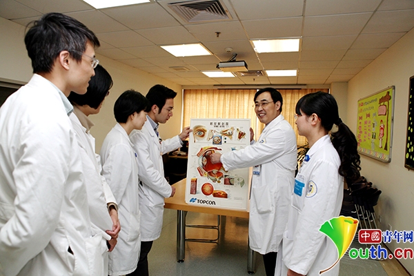 姚玉峰正在给年轻医生们讲解.资料图