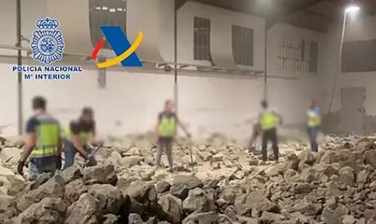 毒贩将188吨“石头”运入西班牙 警察砸石取毒品