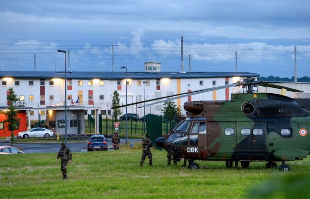 法国一囚犯劫持2名狱警 黑豹突击队和直升机出动