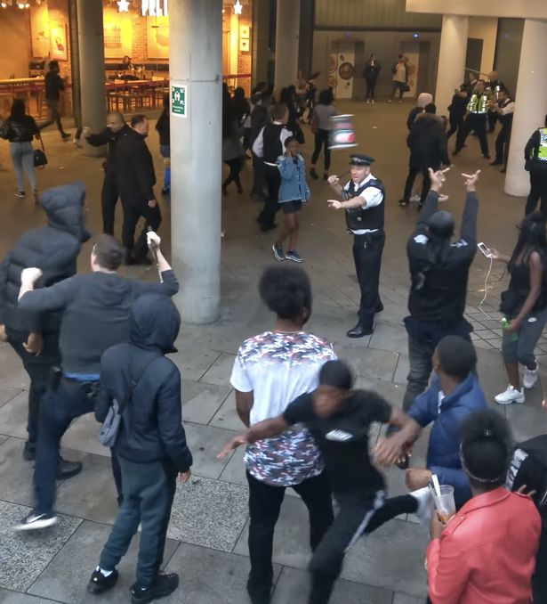 伦敦发生暴力冲突：100多名青年袭击警察,有人持猎刀