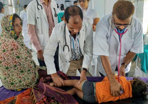 印度16天内百名儿童因脑炎死亡 与空腹睡觉和吃荔枝有关