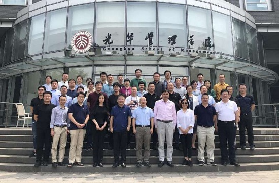 试题提供了一段有关睢宁县沙集镇发展电商的材料,要求考生分析,"该地