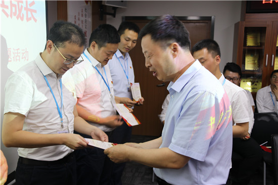 员工代表郭红宇,新员工代表夏腾飞,一线工人代表冯聪聪分别上台演讲