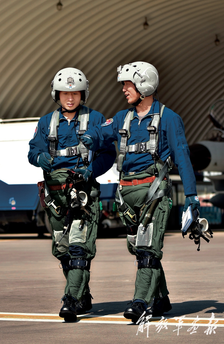 南部战区空军航空兵某旅"清华班"飞行员智搏云天(组图) - 最新资讯 - 