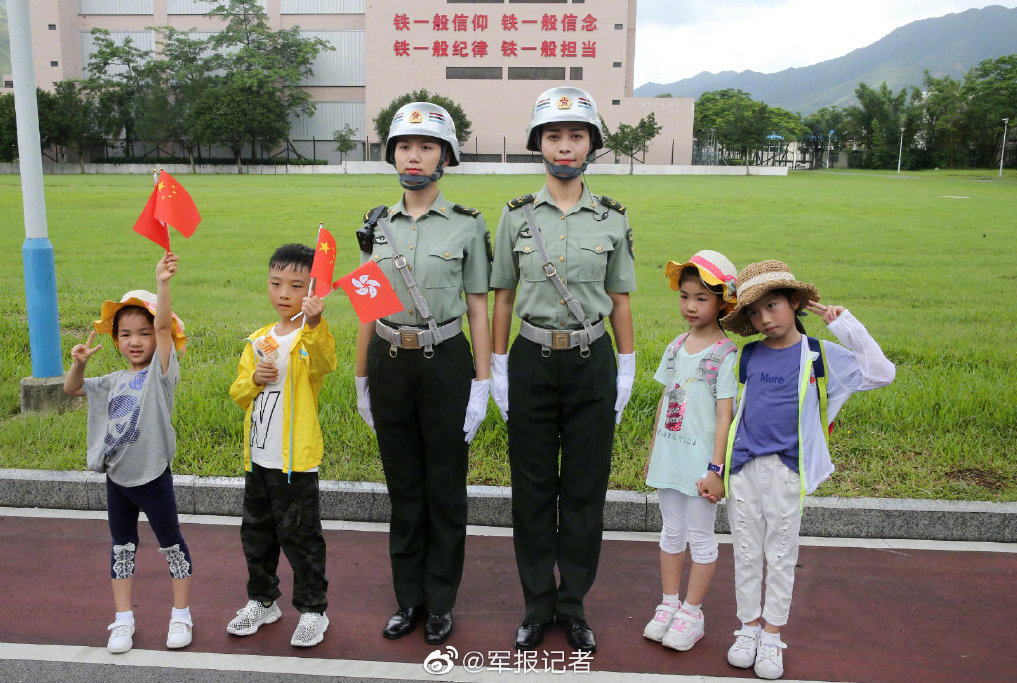 解放軍駐港部隊軍營開放出動戰車戰機場面火熱圖