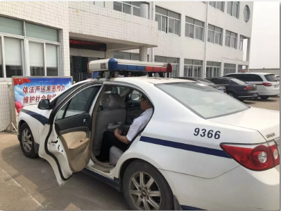 乘坐警车送往看守所