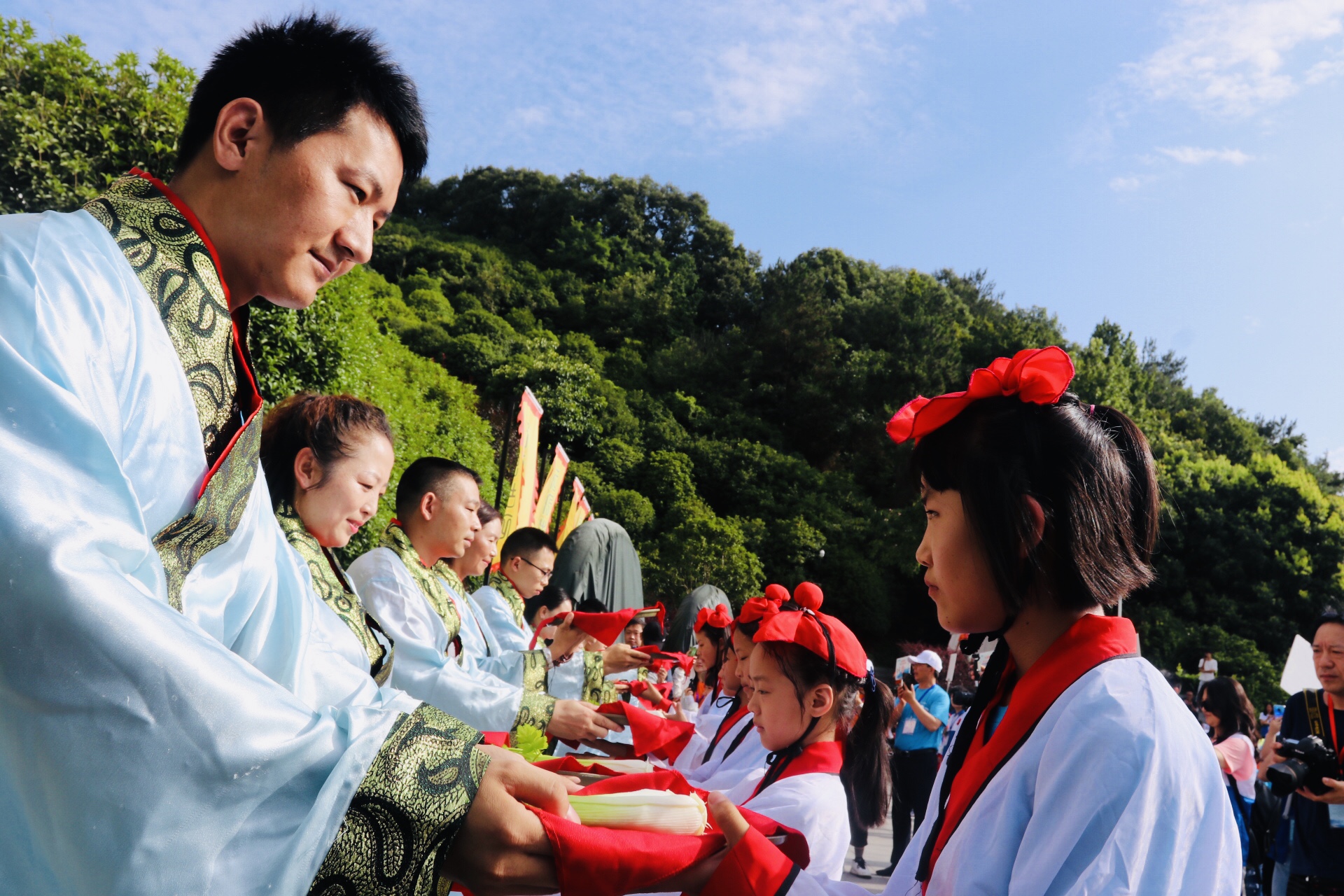 大理州9个人口较少民族_大理州民族中学图片(2)