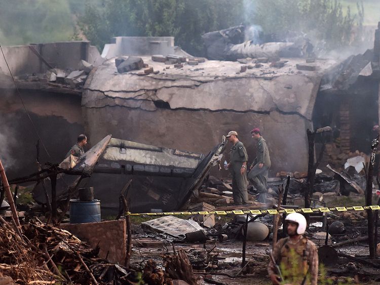 巴基斯坦一军机坠毁引发大火 致17死18伤（图）