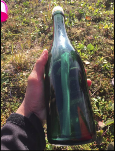 伊万诺夫在岸边捡到的漂流瓶。（图源：美联社）