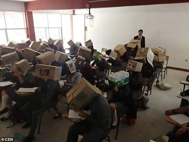 墨西哥一中学老师让学生头戴纸箱参加考试