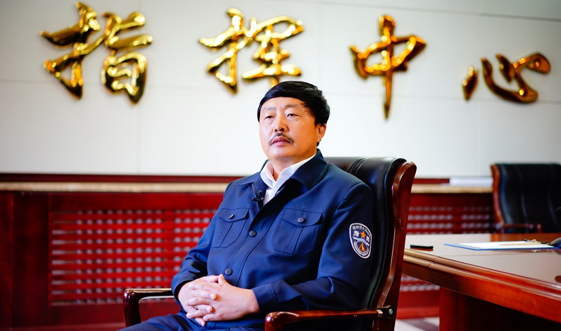 图为张阔海在阿尔山林业局指挥中心.