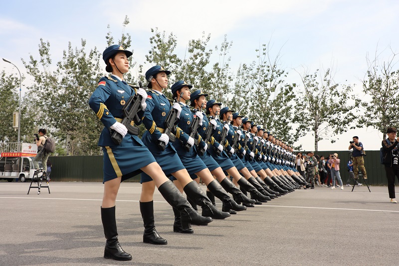 直擊閱兵集訓點!豔陽高照 女兵踢正步綻放微笑