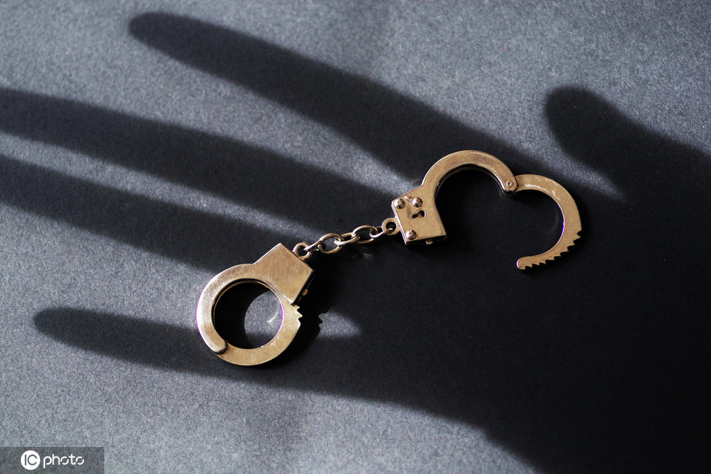 手铐从"握"到"戴" 看守所所长垄断看守所日常用品供货源被抓