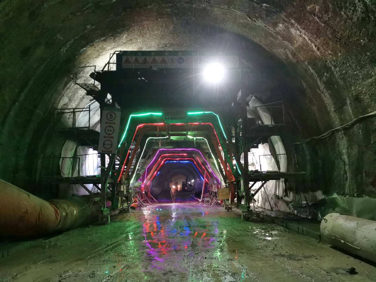 五老山隧道是一座双向四车道分离式隧道,左幅全长6685m,右幅全长6640m