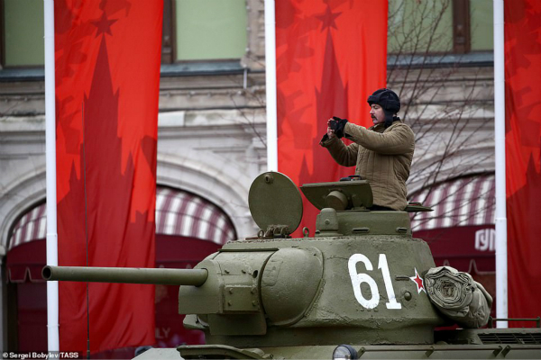 俄罗斯红场阅兵士兵着二战军服喀秋莎火箭炮亮相