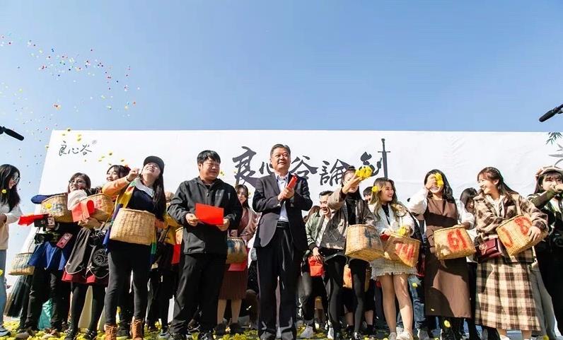 7年绿了荒山白了头良心谷主刘孝平的田园梦