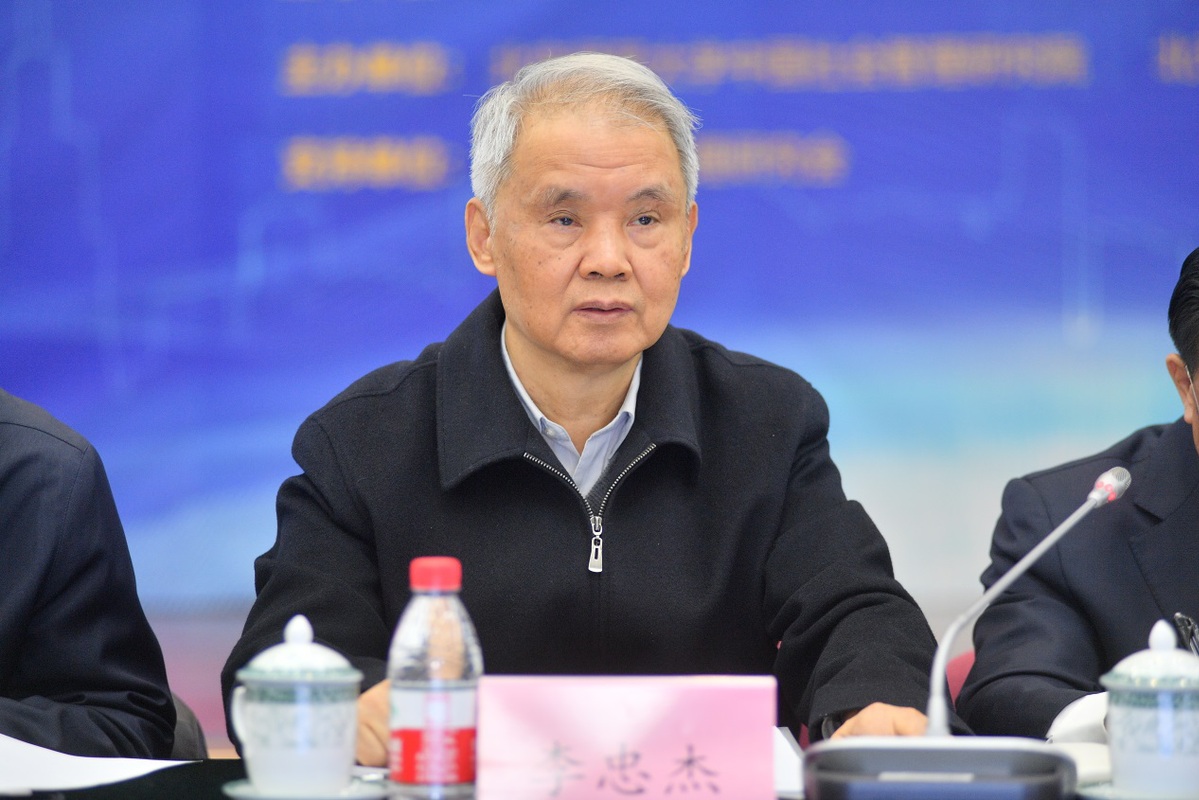 原中央党史研究室副主任李忠杰原中央党史研究室副主任李忠杰提出,党