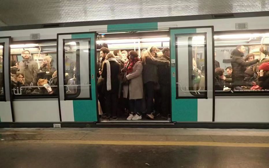 人挤人巴黎地铁每天超负荷运转乘客爆炸式增长