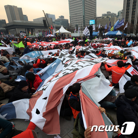韩国民众在美国大使馆前抗议示威 怒撕星条旗（图）